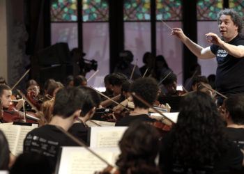 Jóvenes músicos de nueve países ensayan en el Palau de la Música bajo la batuta de Dudamel
