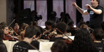 Jóvenes músicos de nueve países ensayan en el Palau de la Música bajo la batuta de Dudamel