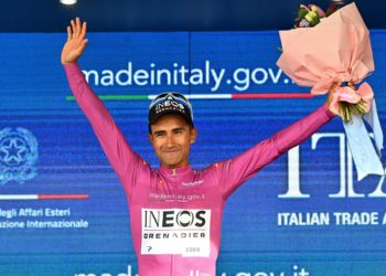 El ecuatoriano Narváez, heroico, gana la primera etapa y es el primer líder del Giro