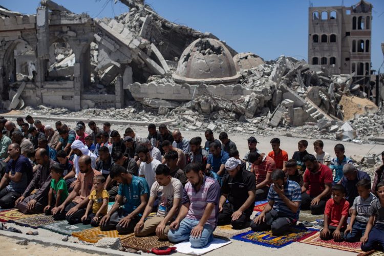 Ciudadanos palestinos desplazados durante la oración del viernes en las ruinas de la Mezquita Al-Islam, previamente destruida en un ataque aéreo israelí en Khan Yunis, al sur de la Franja de Gaza, este viernes.-EFE/ Haitham Imad