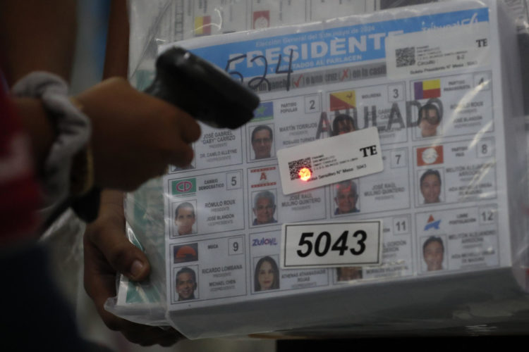 Una empleada del Tribunal Electoral registra bolsas con papeletas electorales este 4 de mayo de 2024, en una bodega en Ciudad de Panamá (Panamá). EFE/ Bienvenido Velasco