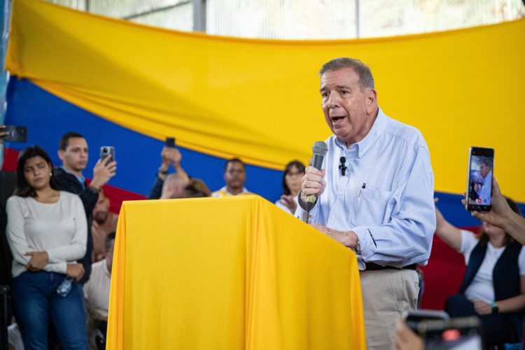 El candidato presidencial de la Plataforma Unitaria Democrática (PUD), Edmundo González Urrutia, habla durante un acto público este viernes en Caracas (Venezuela). EFE/ Ronald Peña