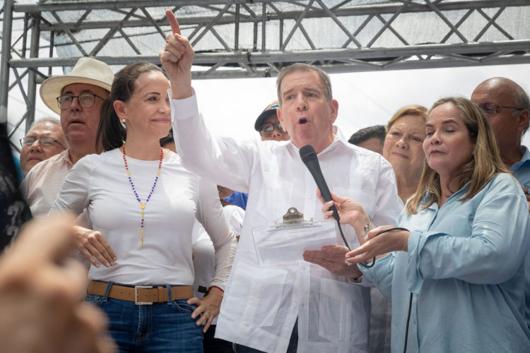El candidato presidencial de la Plataforma Unitaria Democrática (c), Edmundo González Urrutia, habla durante un acto de campaña, el 18 de mayo en La Victoria, estado Aragua (Venezuela). EFE/ Rayner Peña R.