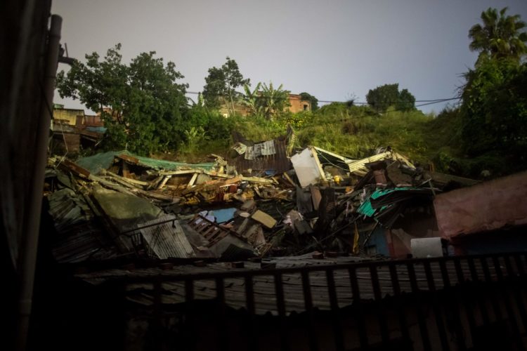 Fotografía de archivo de escombros de casas derrumbadas por culpa de las intensas lluvias en Caracas (Venezuela). EFE/ Miguel Gutiérrez