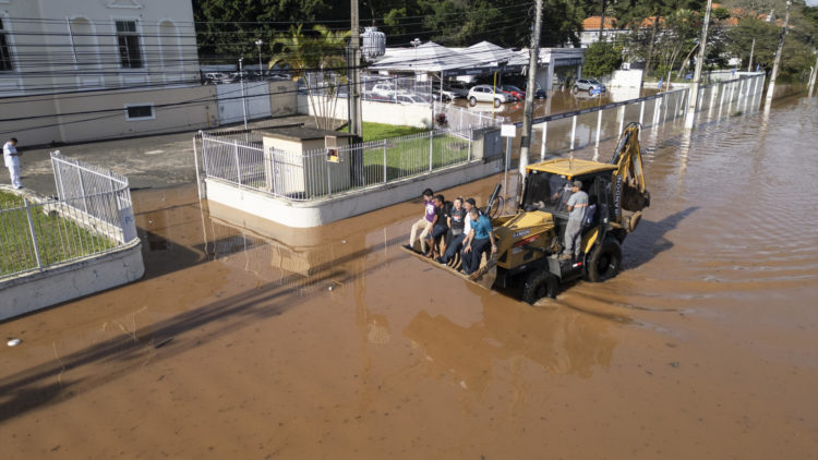 Fotografía aérea que muestra inundaciones en los alrededores del asilo Padre Cacique, que recibe apoyo del ejército para transportar insumos a los 100 adultos mayores que atiende, ubicado a orillas del lago Guaíba en la ciudad de Porto Alegre (Brasil). EFE/ Isaac Fontana