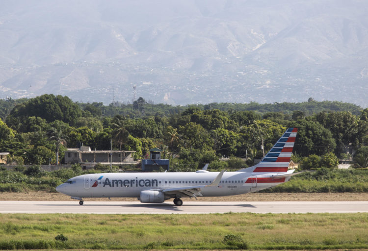Fotografía de un avión de la compañía American Airlines antes de decolar este jueves en Puerto Príncipe (Haití). EFE/ Orlando Barría