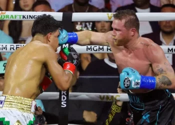 «Canelo» Álvarez venció por decisión unánime a Jaime Mungia y sigue reinando en supermediano