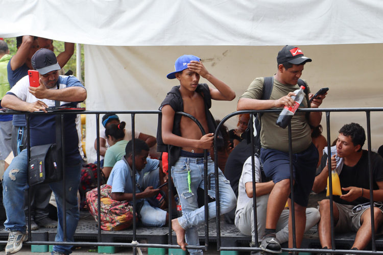 Migrantes permanecen en un punto de revisión del Instituto Nacional de Migración (INM) para entregarse y ser trasladados a Tuxtla Gutiérrez este lunes, en Chiapas (México). EFE/ Juan Manuel Blanco