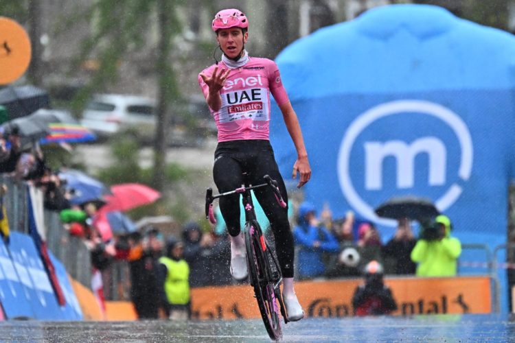 El esloveno Tadej Pogacar (UAE) celebra la victoria tras la decimosexta etapa del Giro de Italia, disputada entre Livigno y Santa Cristina Valgardena, Monte Pana, de 206 km. EFE/EPA/LUCA ZENNARO