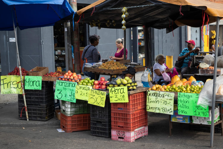 Fotografía que muestra un puesto de frutas en el mercado de Catia, el 15 de mayo, en Caracas (Venezuela). EFE/ Rayner Peña R.