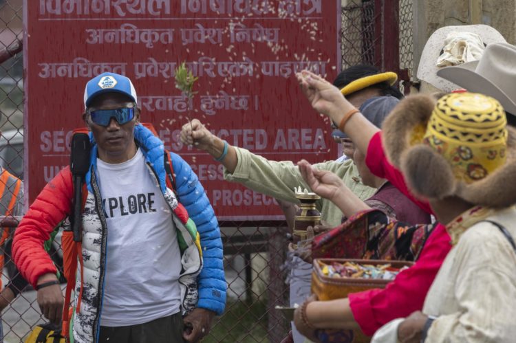 La jubilación es la última idea que le pasa por la cabeza al alpinista nepalí Kami Rita Sherpa, recién llegado este viernes a Katmandú días después de coronar por 30 vez el Everest esta semana, a pesar de que reconoció a EFE que está "cansado" tras la hazaña. EFE/EPA/NARENDRA SHRESTHA 53403