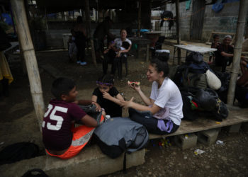 Mujeres migrantes, víctimas de robos, violación y con sus hijos a cuestas por el Darién