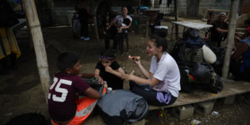 Mujeres migrantes, víctimas de robos, violación y con sus hijos a cuestas por el Darién