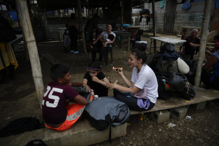 Una familia de migrantes descansa antes de ser registrados en una estación migratoria luego de cruzar la selva del Darién con rumbo a los Estados Unidos, el 10 de abril de 2024, en Lajas Blancas (Panamá). EFE/ Bienvenido Velasco