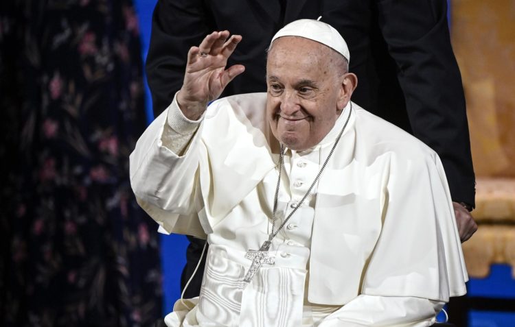El papa Francisco saluda a los asistentes a los "Estados Generales de la Natalidad" en Roma, Italia, el 10 de mayo de 2024. EFE/EPA/Riccardo Antimiani
