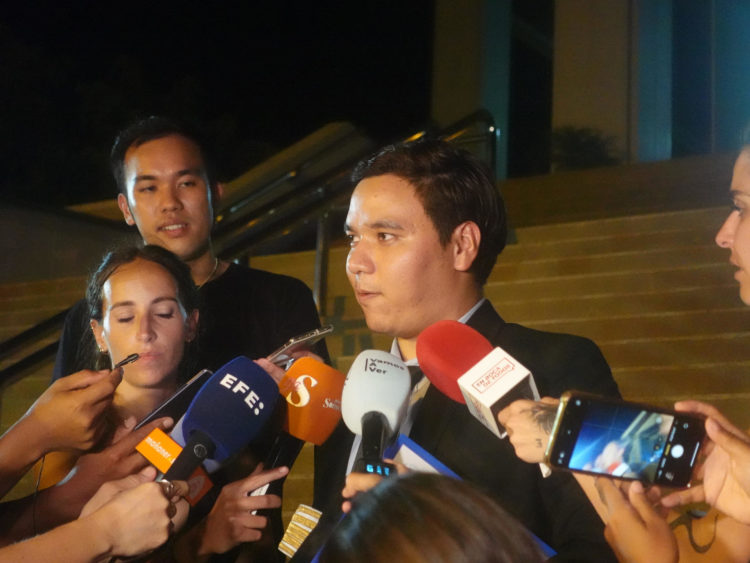 El abogado de la acusación, Mettapon Suwancarern, atiende a la prensa a la salida de la declaración en el juicio al español Daniel Sancho, en Koh Samui, Tailandia. EFE/ Sitthipong Charoenjai