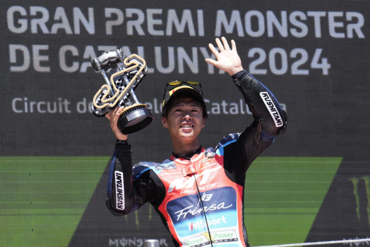 El piloto japonés de Moto2 Ai Ogura, del equipo MT Helmets-MSI, en el podio como vencedor de la carrera de Moto2 del Gran Premio de Cataluña de Motociclismo, que se disputa este domingo en el Circuito de Barcelona - Cataluña en Montmeló.- EFE/ Alejandro García