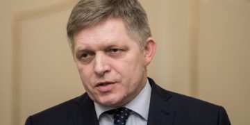Mejora el estado del primer ministro eslovaco Robert Fico tras graves heridas de bala