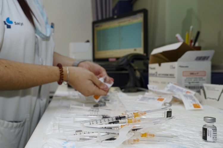 Una enfermera prepara unas vacunas. EFE/Nacho Gallego/Archivo