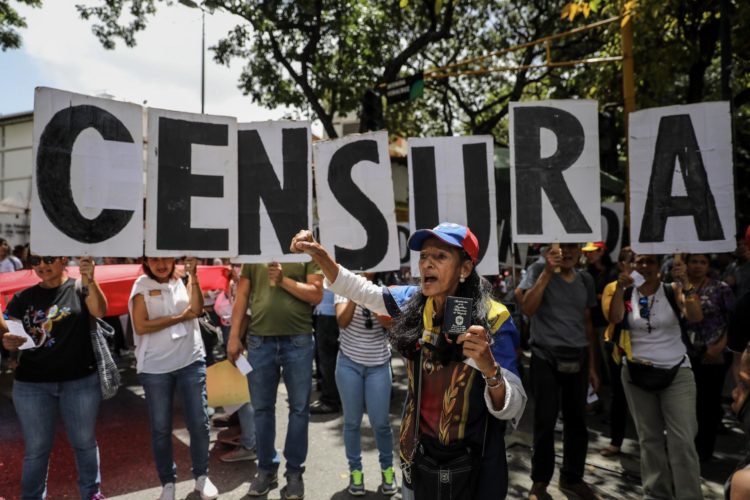 Fotografía de archivo de opositores se manifiestándose a favor de la libertad de prensa en Caracas (Venezuela). EFE/ Miguel Gutiérrez