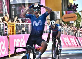 Pelayo conquista la primera etapa española en el Giro, Pogacar sigue de rosa