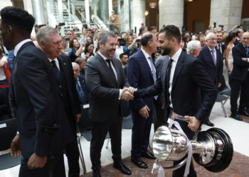 El Real Madrid recibe el trofeo de su trigésimo sexta Liga e inicia las celebraciones