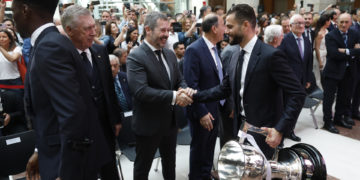 El Real Madrid recibe el trofeo de su trigésimo sexta Liga e inicia las celebraciones