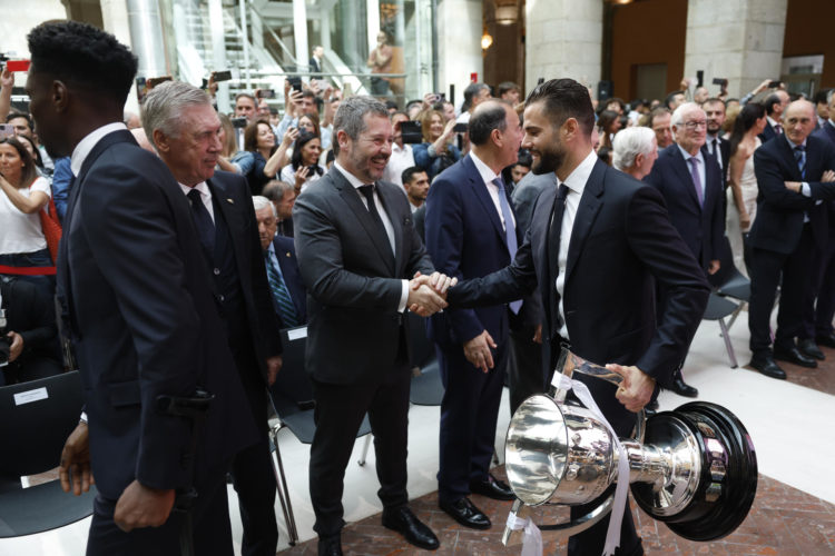 El capitán del Real Madrid Nacho Fernández con la copa de LaLiga en la Real Casa de Correos durante los actos de celebración de la trigésimo sexta Liga conseguida por el equipo .EFE/Mariscal