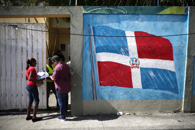 Personas visitan un centro de votación este sábado en Santo Domingo (República Dominicana). EFE/Bienvenido Velasco
