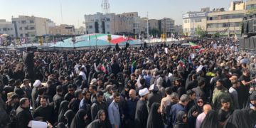 El líder supremo de Irán preside el funeral del presidente Raisí fallecido en un accidente