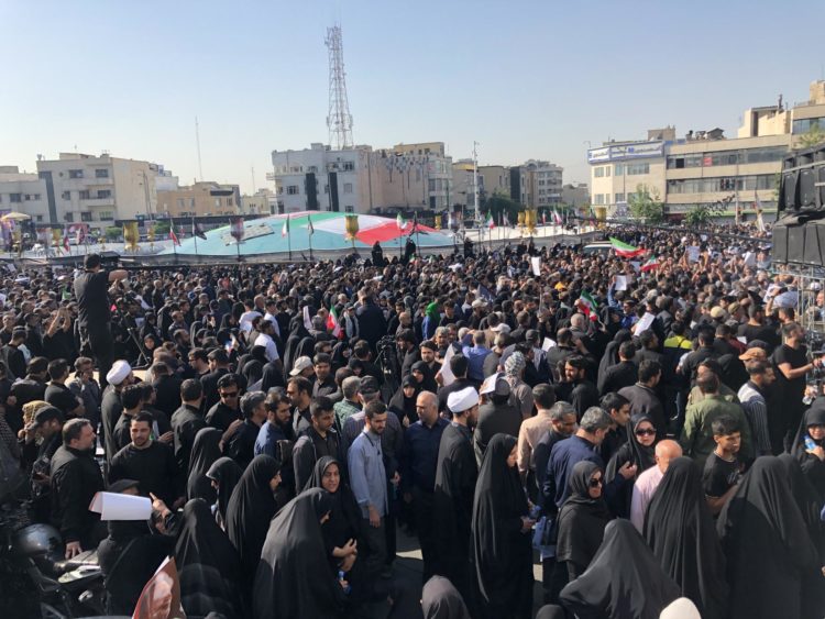 Cientos de iraníes asisten al funeral del presidente Ebrahim Raisí este miércoles en Teherán. (Azerbaiyán, Teherán) EFE/EPA/ABEDIN TAHERKENAREH