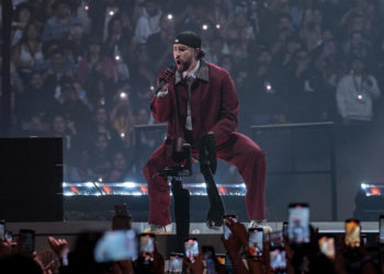 Bad Bunny cambia el micrófono por el bate