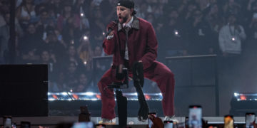 Bad Bunny cambia el micrófono por el bate