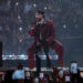 Bad Bunny cambia el micrófono por el bate