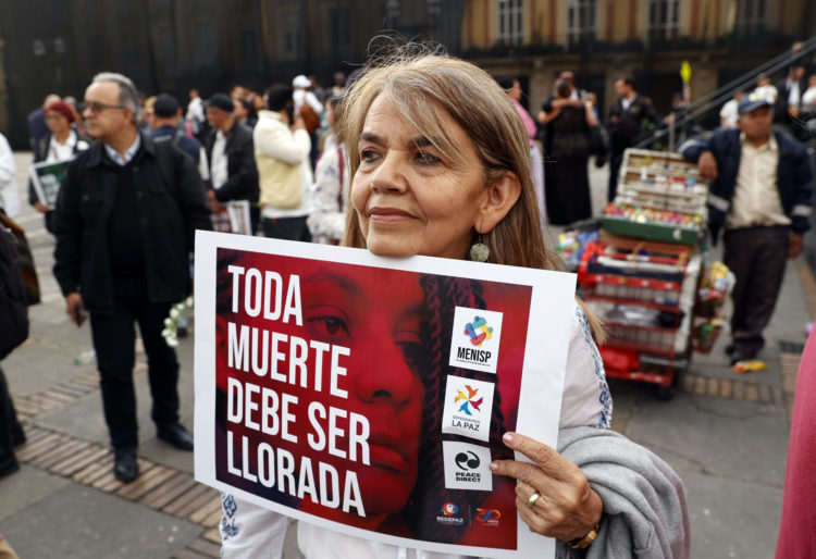 Fotografía de archivo del 20 de febrero de 2024 de una persona que sostiene un cartel de protesta durante una manifestación contra los asesinatos de los firmantes de paz de las FARC y líderes sociales en el país, en Bogotá (Colombia). EFE/Mauricio Dueñas Castañeda