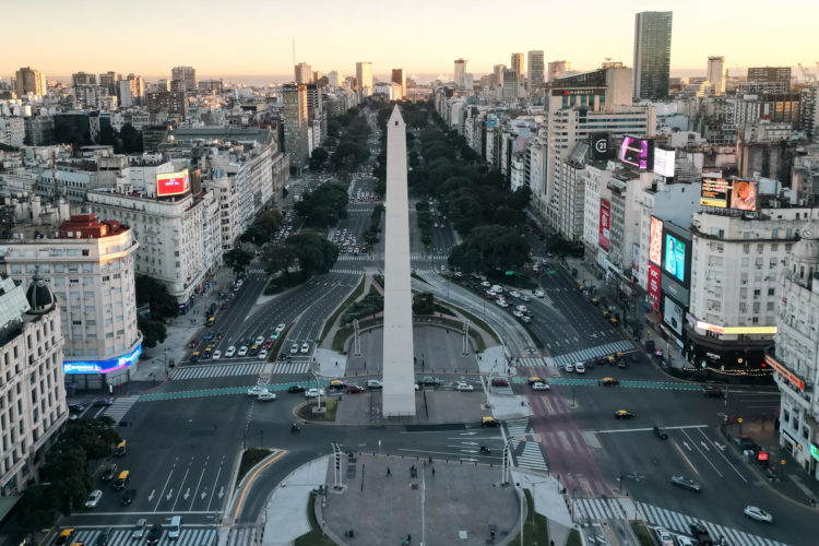 Fotografía que muestra la avenida 9 de julio y el obelisco este jueves en Buenos Aires (Argentina). EFE/Juan Ignacio Roncoroni