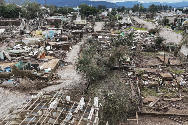 Fotografía aérea que muestra casas destruidas tras las inundaciones en Brasil. EFE/ Sebastião Moreira