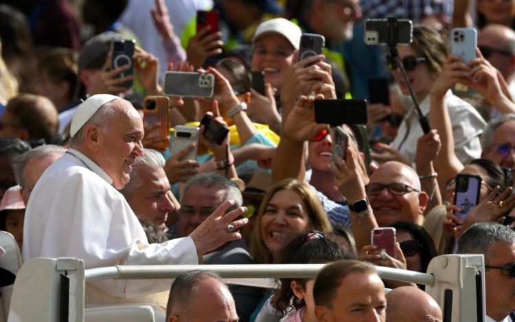 22/05/2024.- El Papa Francisco saluda a los fieles durante su audiencia general semanal en la Plaza de San Pedro, Ciudad del Vaticano.-EFE/ Alessandro Di Meo