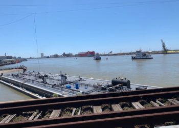 Una barcaza choca con un puente en Texas y destruye su vía ferroviaria