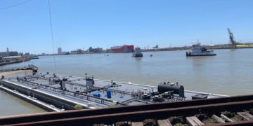 Una barcaza choca con un puente en Texas y destruye su vía ferroviaria