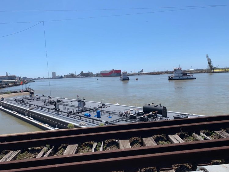 Fotografía divulgada por la Oficina de Manejo de Emergencias (OEM) del Condado de Galveston que muestra la barcaza que chocó con el puente de Pelican Island, este miércoles en Galveston (Estados Unidos). EFE/ Oficina de Manejo de Emergencias del Condado de Galveston