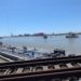 Una barcaza choca con un puente en Texas y destruye su vía ferroviaria