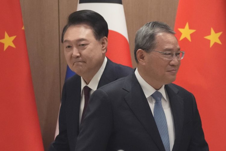 El presidente surcoreano, Yoon Suk-yeol (izq), y el primer ministro chino, Li Qiang, en Seúl el 26 de mayo de 2024. EFE/EPA/AHN YOUNG-JOON / PISCINA