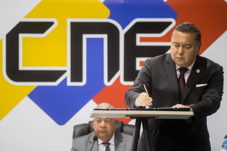 El candidato a la presidencia de Venezuela, Javier Bertucci, firma un documento en la sede principal del Consejo Nacional Electoral (CNE) este jueves, en Caracas (Venezuela). EFE/ Miguel Gutiérrez
