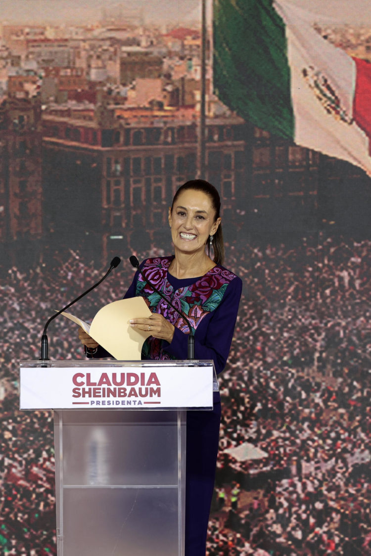 La candidata oficialista a la presidencia de México, Claudia Sheinbaum, habla durante una conferencia de prensa este lunes en la Ciudad de México (México). EFE/José Méndez