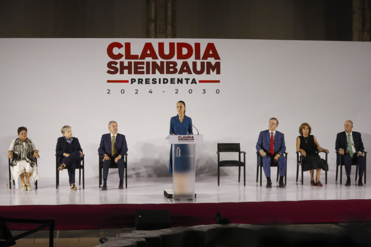 La presidenta electa de México, Claudia Sheinbaum, habla durante la presentación de parte de su gabinete de Gobierno, este jueves en el Museo de Economía en Ciudad de México (México).  EFE/ Isaac Esquivel