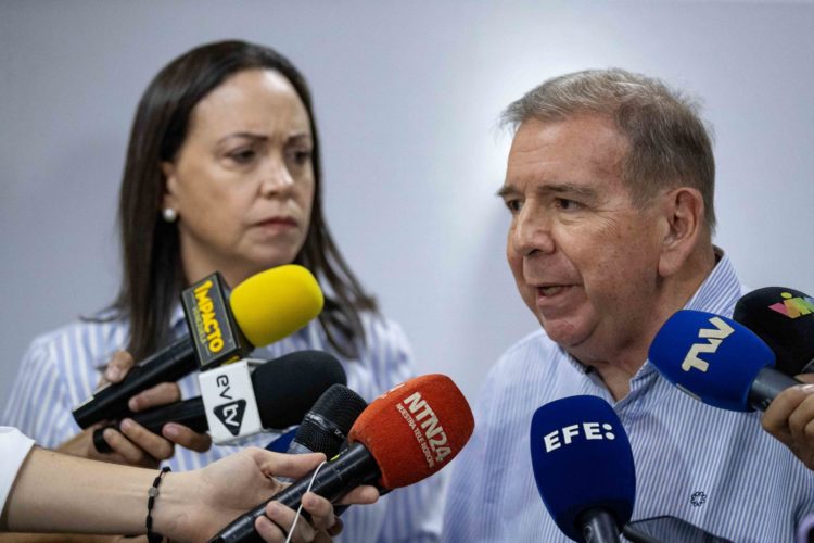 El candidato presidencial Edmundo González (d) y la líder opositora María Corina Machado (i) hablan durante una rueda de prensa, este sábado en Caracas (Venezuela). EFE/ Ronald Peña R.