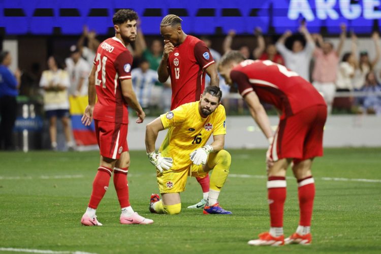 Maxime Crepeau (C) de Canadá reacciona ante un gol de Argentina durante la Copa América 2024. EFE/EPA/ERIK S. MENOR