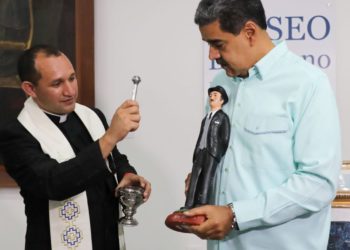 Maduro recurre a lo religioso y jocoso para ganar afectos