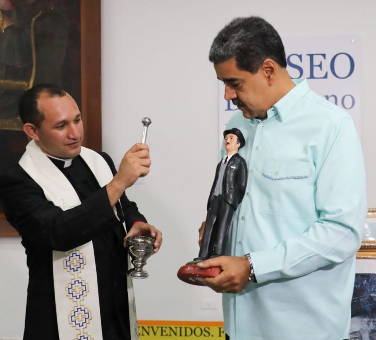 Nicolás Maduro portó una estatuilla del Dr. José Gregorio Hernández